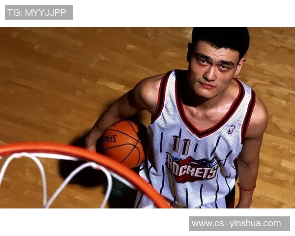 姚明街边行走的日常生活与篮球传奇交织的瞬间 姚明街边行走的日常生活与篮球传奇交织的瞬间